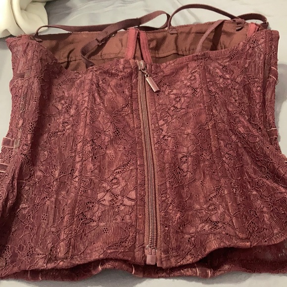 Maroon corset - Picture 2 of 5